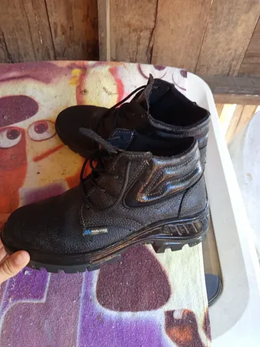 Vendo botina bico de aço, no tamanho 40
