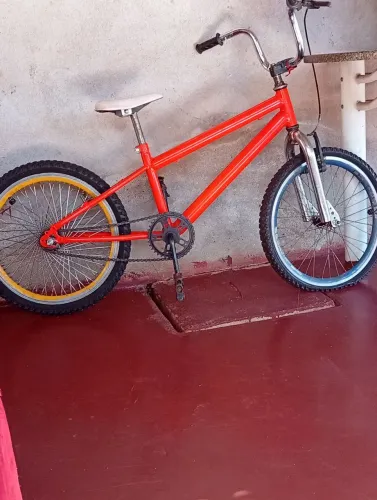 Vendo bicicleta aro 20 com o pneu dianteiro furado 