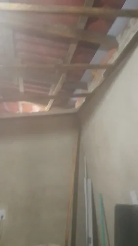 Trabalho de pedreiro com pequenos reparo tijolos reboco Requadro abertura de portas e
