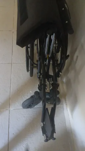 Vendo uma cadeira de roda semi-nova valor r$ 800 preço negociável.