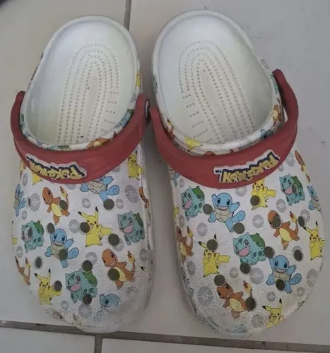 Par de crocs originais infantis do pokemon usada em bom estado