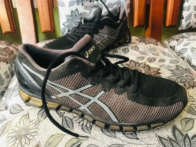 Tênis Asics. 43