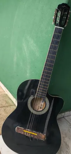 Violão com marcas de uso<br>Varal Grande  da Mor R$ 70<br>Grelha inox+6 kilos carvao R$ 40