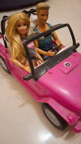Carro Barbie com bonecos