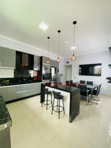 Casa à Venda em Pouso Alegre - 3 Dormitórios e Suíte