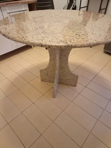 Mesa redonda com tampo e pé de granito