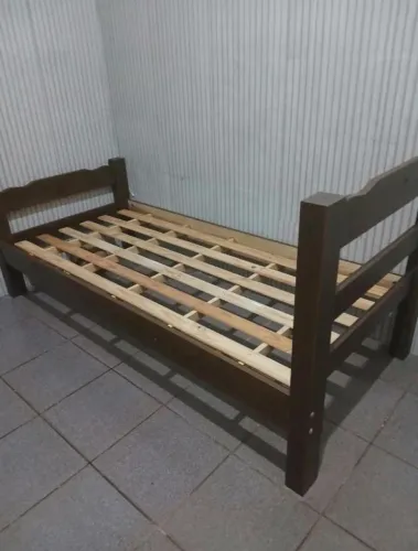 Cama de solteiro Madeira pura Pouco tempo de uso