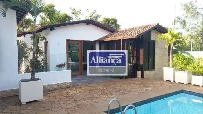 Casa com 5 dormitórios à venda, 450 m² por R$ 3.500.000,00 - Camboinhas - Niterói/RJ