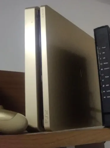 Playstation 4 dourado