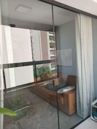 Fechamento de varanda com vidro de 8 mm.