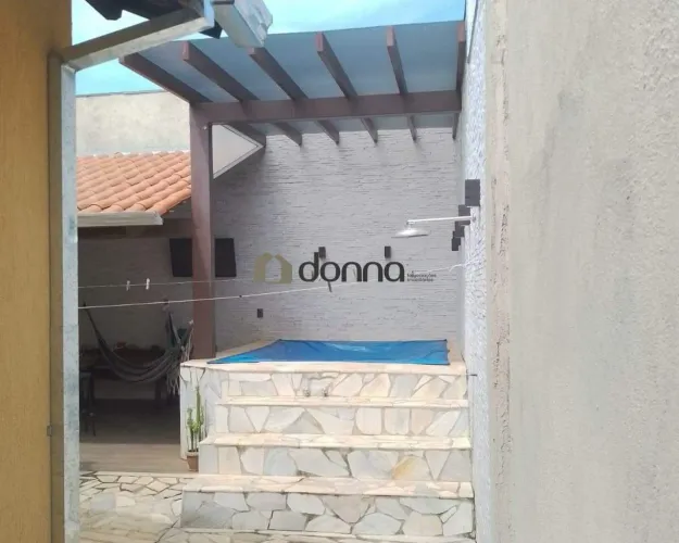Casa à venda em Uberaba  3 quartos, piscina e 3 vagas | Financia