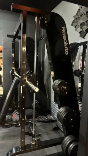 Agachamento guiado ou smith press machine 