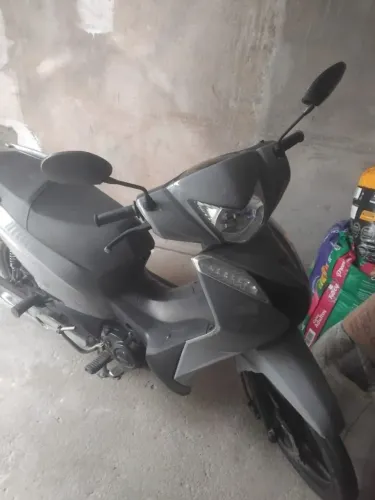Moto Cinza, 125 cilindrada . 6,400 km rodado