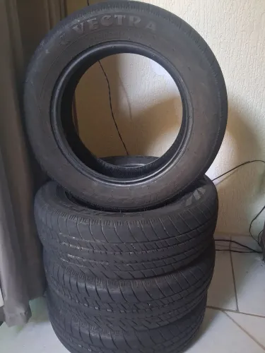Vende-se 4 pneu semi novo muito bom os pneu
