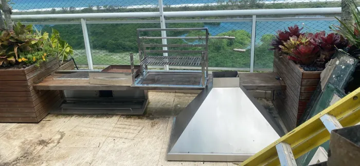 Churrasqueira de inox com vidros laterais 