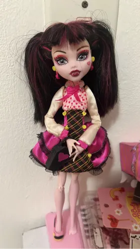 Draculaura school out