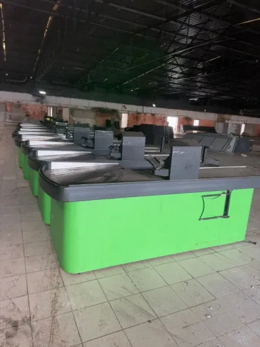 Caixa de mercado com esteira. Valor: 1.900,00 reais cada. 