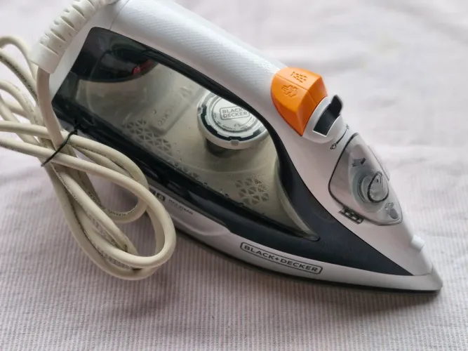 Ferro a Vapor Black+Decker Max Steam 1200W com Base Cerâmica e Anti Gotejamento