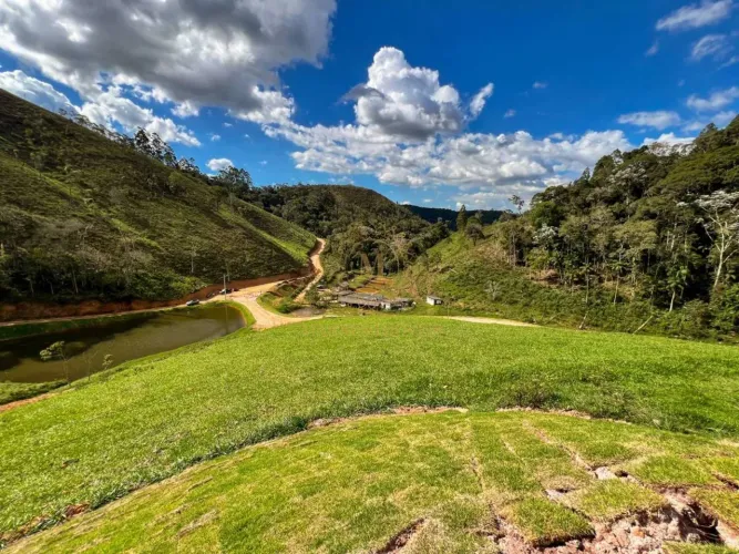 Procura terreno em Pedra Azul? platô, lago e acesso muito bom!