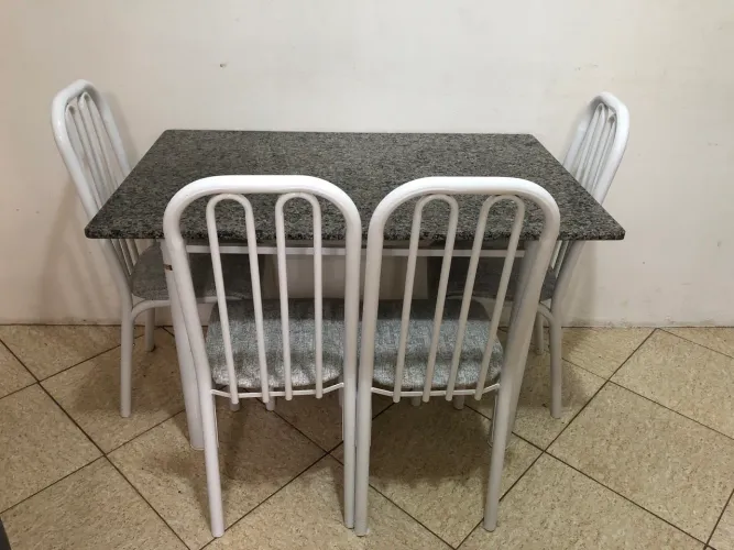 Mesa com 4 cadeiras
