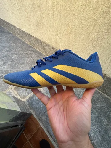 Chuteira Adidas Azul e Dourado TAM 42