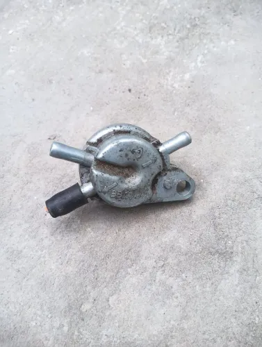 Vendo carburador e válvula seminovos da moto lindy 125por 550 reais 