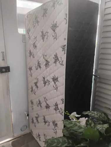 Vendo cama box de casal, cama box de solteiro, mesa com tres cadeiras e uma mesa plastica