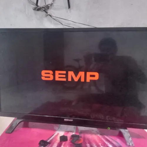 TV semp 30-32 polegadas ( não smart) (com pequeno defeito)