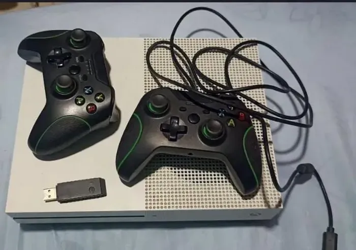 Xbox one com 2 controles e cabo HDMI