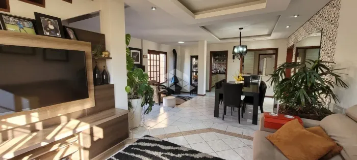 Linda casa com piscina, jardim, espaço para churrasco.