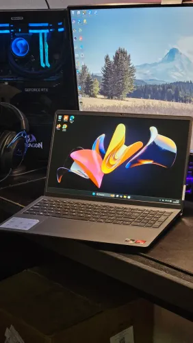 Notebook Dell Inspiron 15 - Ryzen 5, 8GB RAM DDR5, SSD 512GB, Tela 120Hz (Estado de Novo)