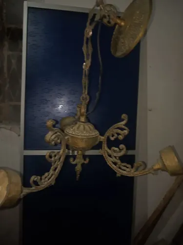 lustre de bronze com tres cartisai. Para trez Lamparina.