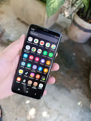 Vende este S9 128 GB de memória ele tá só com problema na tela, de resto tudo ok