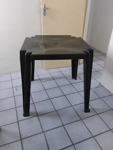 VENDO DUAS MESAS DE PLÁSTICO DURO NA COR PRETO