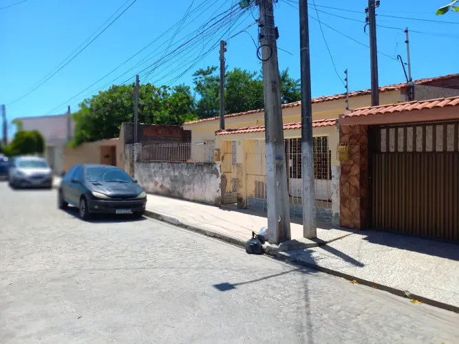 Casa espaçosa com 234m² próximo ao Ex. Campo do CRB bairro de Pajuçara