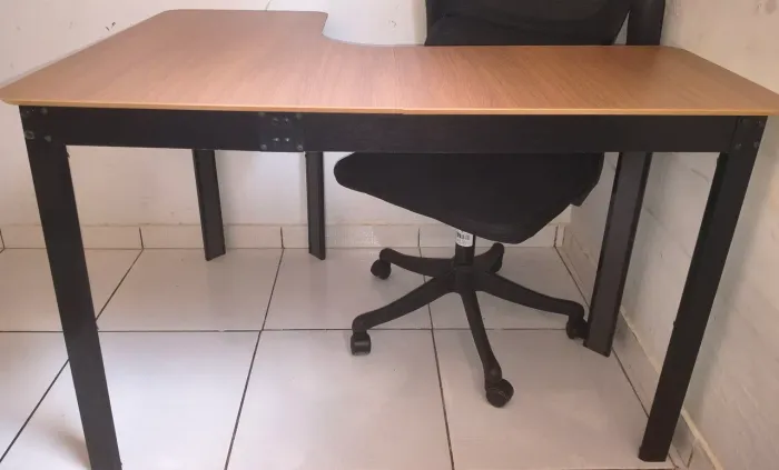 Mesa em L em MDF 250,00