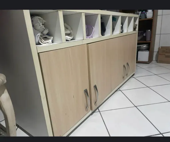 Armário baixo de cozinha com rodas 