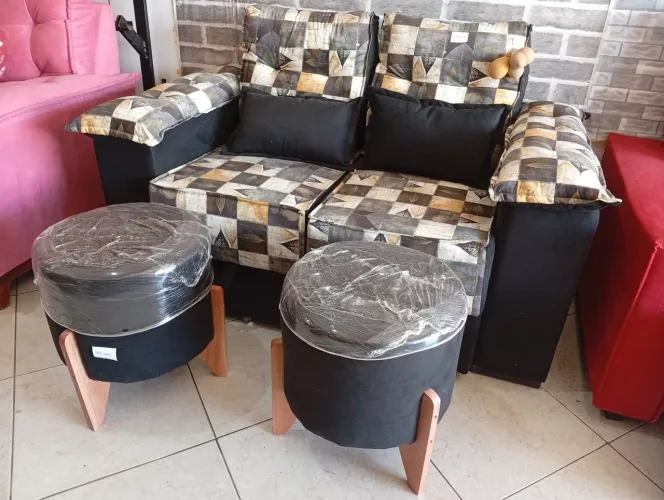 Sofá de 2 lugares retrátil com 2 puf