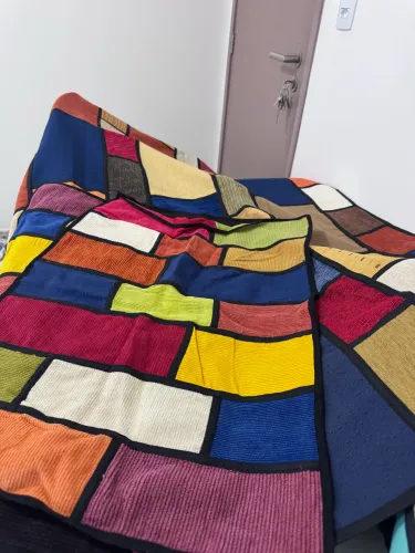2 colchas de solteiro de retalhos coloridos com duas fronhas