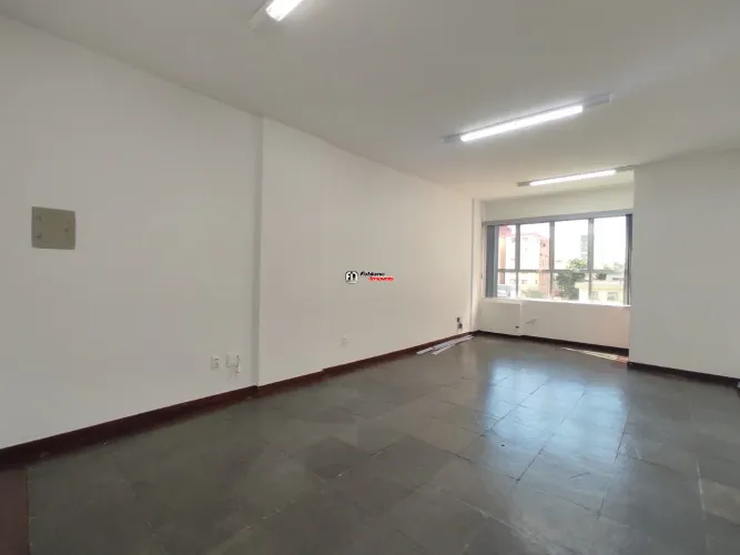 Sala em prédio com portaria e elevador .