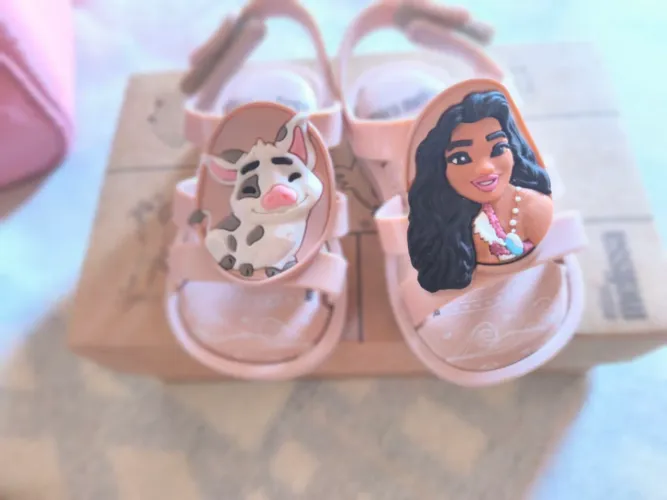 Mini Melissa mona baby número 17/18 tá nova foi usada uma vez 