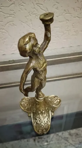 Antigo Porta Vela/Castiçal em Bronze.. 18cm Altura