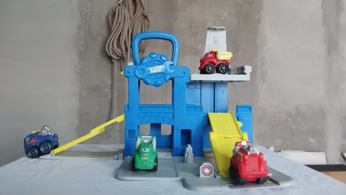 Chuck e Amigos - carrinhos e garagem