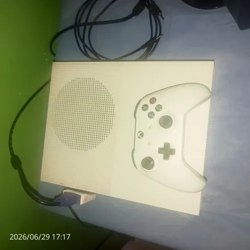 Xbox One S. um controle e um cabo hdmi