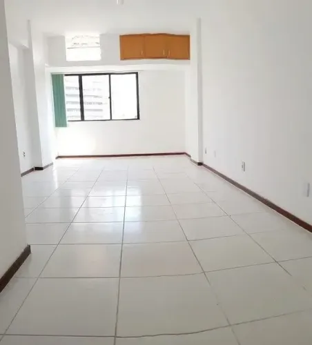 Sala comercial na Avenida Antônio Carlos Magalhães, 28 metros.