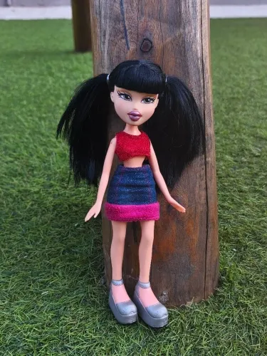Bratz jade. Possui roupa original que vai com ela juntamente com a caixa.