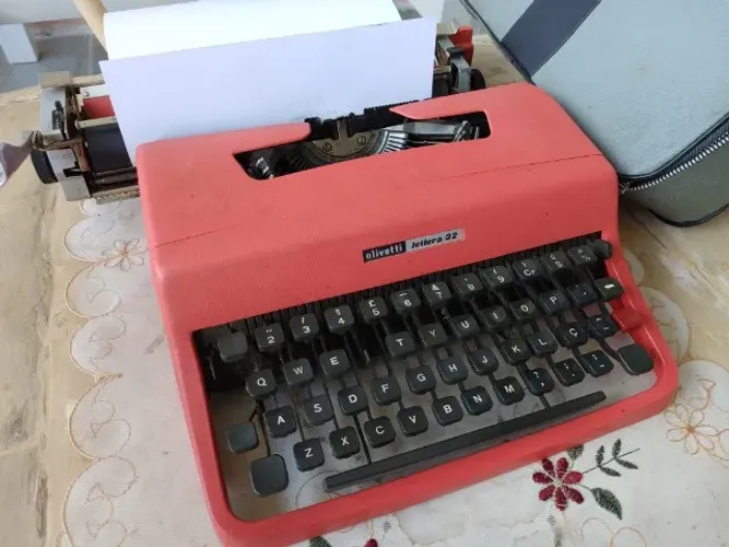 Máquina De Escrever Olivetti Lettera 32  