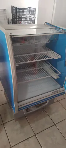 Balcão frio para tortas e sobremesas.