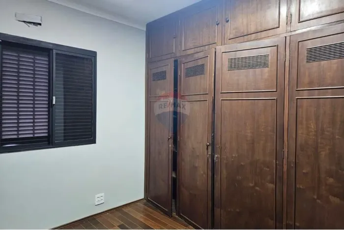 RE/MAX ALUGA Casa Comercial em Vinhedo: 266m² no Centro da cidade