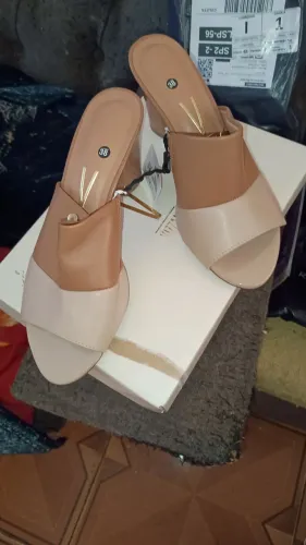 Tamanco feminino delicado e de marca famosa